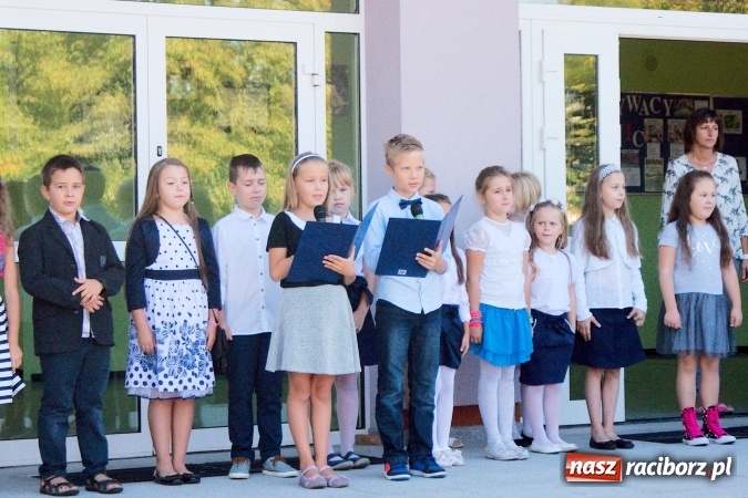 Zdjęcie w galerii na portalu naszraciborz.pl: Wakacje już minęły, nauki przyszedł czas! Rozpoczęcie roku szkolnego w SP 15 wiadomości z regionu
