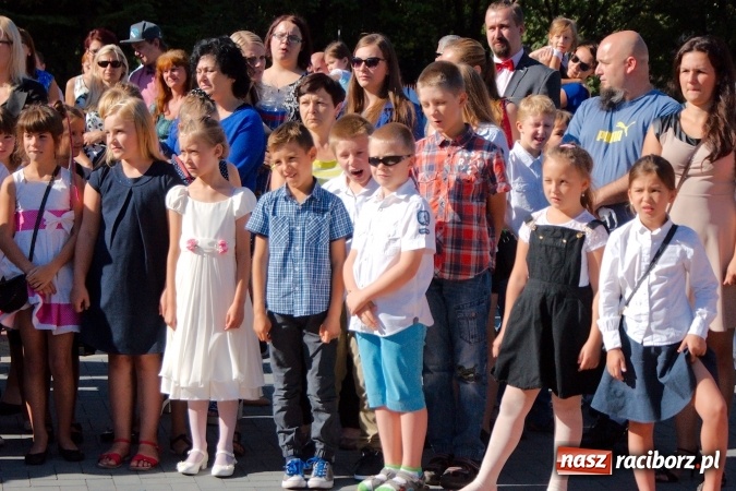 Zdjęcie w galerii na portalu naszraciborz.pl: Wakacje już minęły, nauki przyszedł czas! Rozpoczęcie roku szkolnego w SP 15 wiadomości z regionu