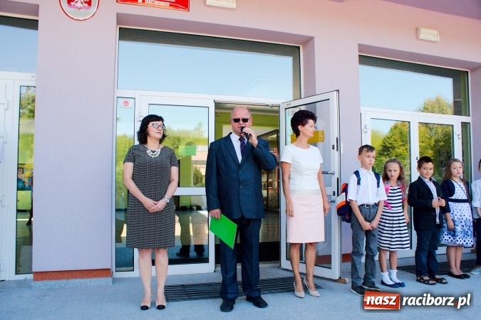 Zdjęcie w galerii na portalu naszraciborz.pl: Wakacje już minęły, nauki przyszedł czas! Rozpoczęcie roku szkolnego w SP 15 wiadomości z regionu