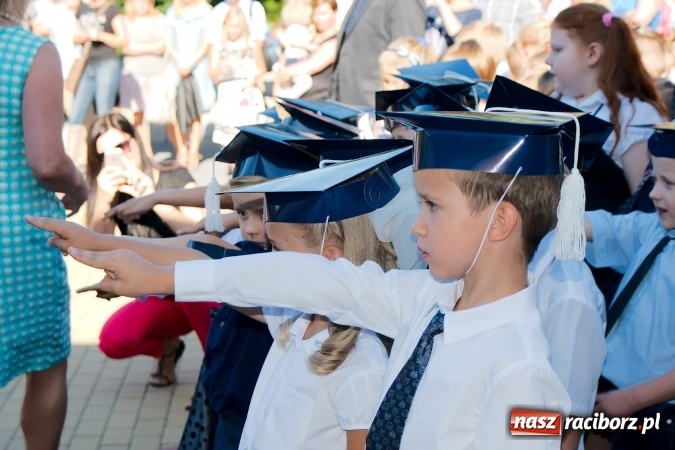 Zdjęcie w galerii na portalu naszraciborz.pl: Wakacje już minęły, nauki przyszedł czas! Rozpoczęcie roku szkolnego w SP 15 wiadomości z regionu