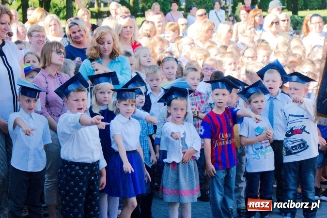 Zdjęcie w galerii na portalu naszraciborz.pl: Wakacje już minęły, nauki przyszedł czas! Rozpoczęcie roku szkolnego w SP 15 wiadomości z regionu