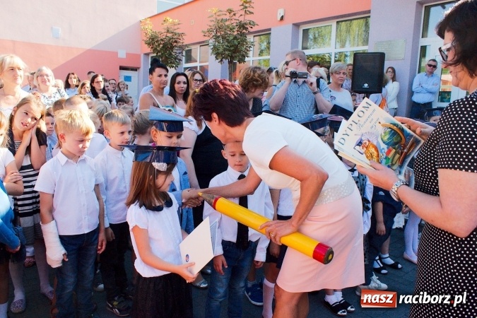Zdjęcie w galerii na portalu naszraciborz.pl: Wakacje już minęły, nauki przyszedł czas! Rozpoczęcie roku szkolnego w SP 15 wiadomości z regionu