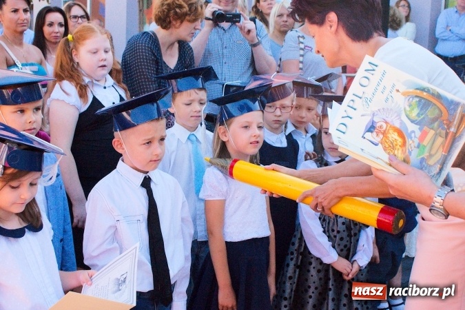 Zdjęcie w galerii na portalu naszraciborz.pl: Wakacje już minęły, nauki przyszedł czas! Rozpoczęcie roku szkolnego w SP 15 wiadomości z regionu