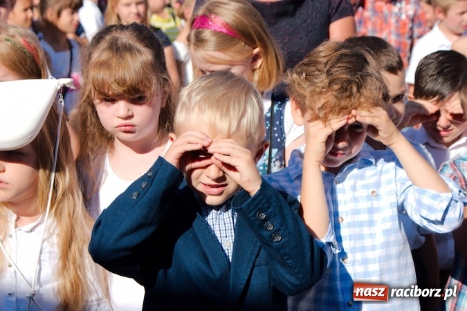 Zdjęcie w galerii na portalu naszraciborz.pl: Wakacje już minęły, nauki przyszedł czas! Rozpoczęcie roku szkolnego w SP 15 wiadomości z regionu