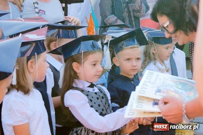 Zdjęcie w galerii na portalu naszraciborz.pl: Wakacje już minęły, nauki przyszedł czas! Rozpoczęcie roku szkolnego w SP 15 wiadomości z regionu