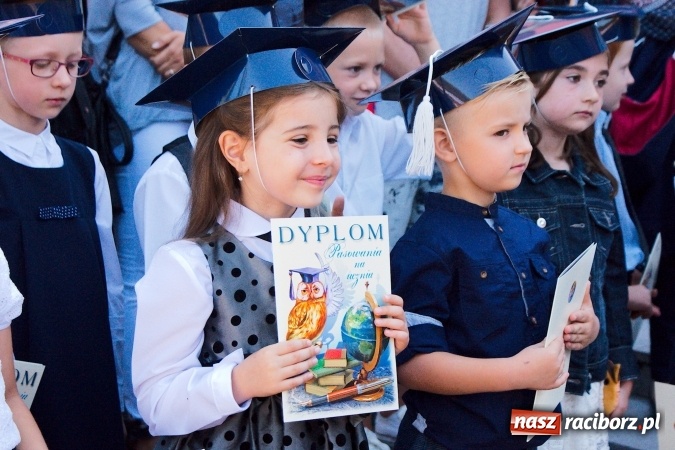 Zdjęcie w galerii na portalu naszraciborz.pl: Wakacje już minęły, nauki przyszedł czas! Rozpoczęcie roku szkolnego w SP 15 wiadomości z regionu