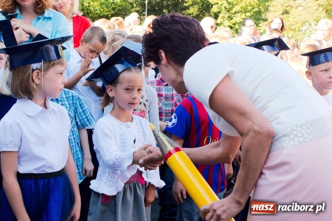 Zdjęcie w galerii na portalu naszraciborz.pl: Wakacje już minęły, nauki przyszedł czas! Rozpoczęcie roku szkolnego w SP 15 wiadomości z regionu