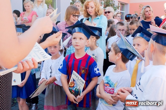 Zdjęcie w galerii na portalu naszraciborz.pl: Wakacje już minęły, nauki przyszedł czas! Rozpoczęcie roku szkolnego w SP 15 wiadomości z regionu