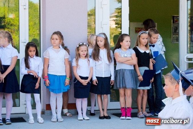 Zdjęcie w galerii na portalu naszraciborz.pl: Wakacje już minęły, nauki przyszedł czas! Rozpoczęcie roku szkolnego w SP 15 wiadomości z regionu