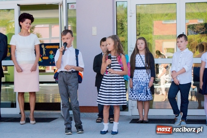 Zdjęcie w galerii na portalu naszraciborz.pl: Wakacje już minęły, nauki przyszedł czas! Rozpoczęcie roku szkolnego w SP 15 wiadomości z regionu
