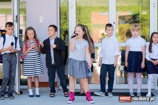 Zdjęcie w galerii na portalu naszraciborz.pl: Wakacje już minęły, nauki przyszedł czas! Rozpoczęcie roku szkolnego w SP 15 wiadomości z regionu