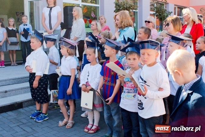Zdjęcie w galerii na portalu naszraciborz.pl: Wakacje już minęły, nauki przyszedł czas! Rozpoczęcie roku szkolnego w SP 15 wiadomości z regionu