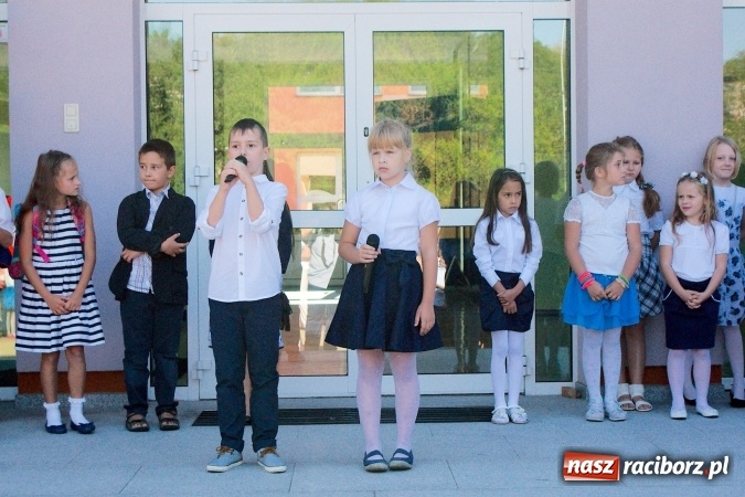 Zdjęcie w galerii na portalu naszraciborz.pl: Wakacje już minęły, nauki przyszedł czas! Rozpoczęcie roku szkolnego w SP 15 wiadomości z regionu