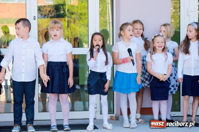Zdjęcie w galerii na portalu naszraciborz.pl: Wakacje już minęły, nauki przyszedł czas! Rozpoczęcie roku szkolnego w SP 15 wiadomości z regionu