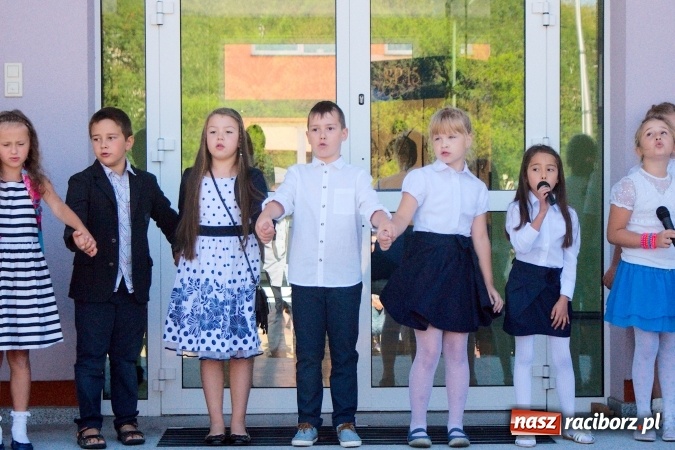 Zdjęcie w galerii na portalu naszraciborz.pl: Wakacje już minęły, nauki przyszedł czas! Rozpoczęcie roku szkolnego w SP 15 wiadomości z regionu