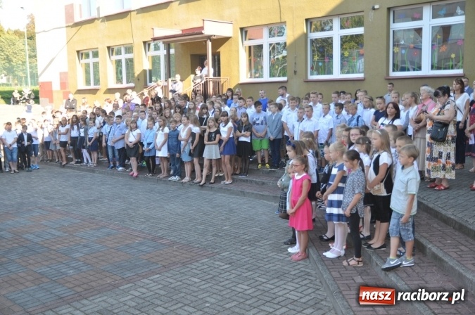 Zdjęcie w galerii na portalu naszraciborz.pl: Witaj szkoło! Szkoła Podstawowa nr 18 rozpoczęła rok szkolny. Powstały dwie klasy pierwsze wiadomości z regionu