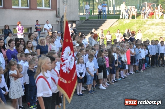 Zdjęcie w galerii na portalu naszraciborz.pl: Witaj szkoło! Szkoła Podstawowa nr 18 rozpoczęła rok szkolny. Powstały dwie klasy pierwsze wiadomości z regionu