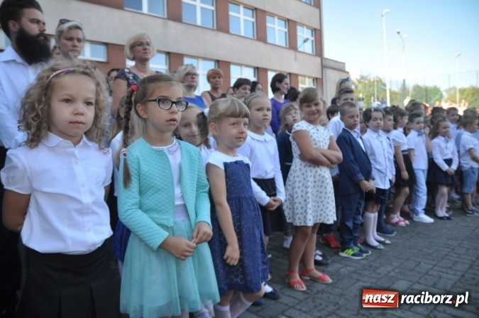 Zdjęcie w galerii na portalu naszraciborz.pl: Witaj szkoło! Szkoła Podstawowa nr 18 rozpoczęła rok szkolny. Powstały dwie klasy pierwsze wiadomości z regionu
