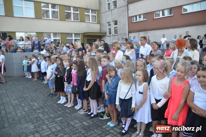 Zdjęcie w galerii na portalu naszraciborz.pl: Witaj szkoło! Szkoła Podstawowa nr 18 rozpoczęła rok szkolny. Powstały dwie klasy pierwsze wiadomości z regionu