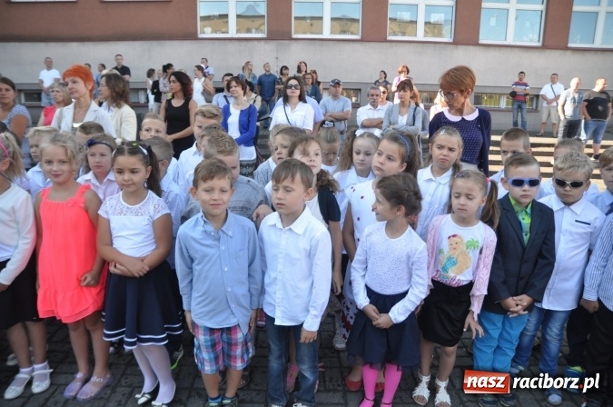 Zdjęcie w galerii na portalu naszraciborz.pl: Witaj szkoło! Szkoła Podstawowa nr 18 rozpoczęła rok szkolny. Powstały dwie klasy pierwsze wiadomości z regionu