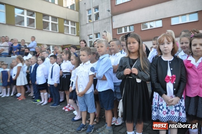 Zdjęcie w galerii na portalu naszraciborz.pl: Witaj szkoło! Szkoła Podstawowa nr 18 rozpoczęła rok szkolny. Powstały dwie klasy pierwsze wiadomości z regionu