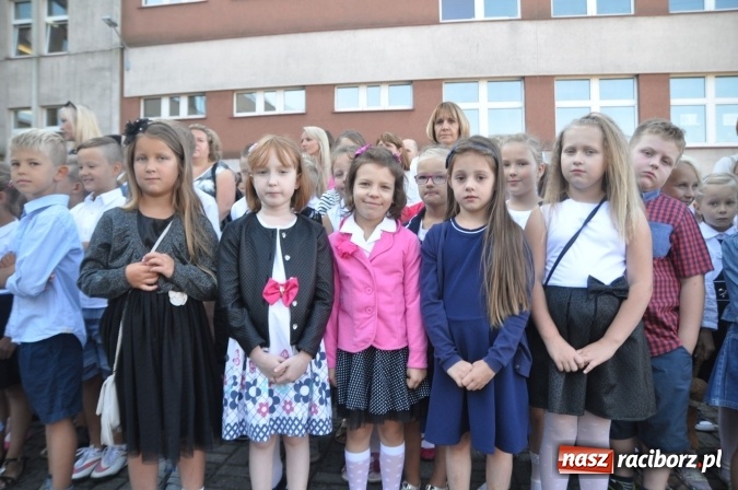 Zdjęcie w galerii na portalu naszraciborz.pl: Witaj szkoło! Szkoła Podstawowa nr 18 rozpoczęła rok szkolny. Powstały dwie klasy pierwsze wiadomości z regionu