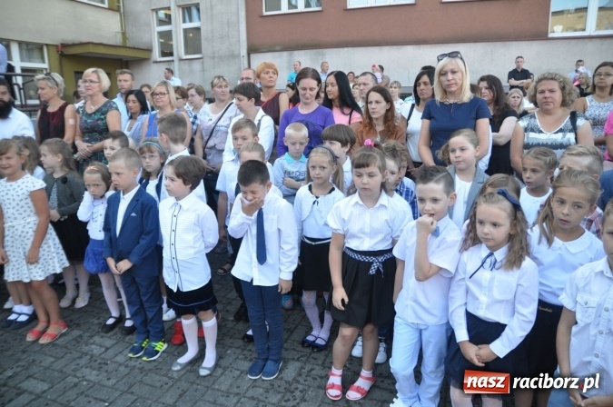 Zdjęcie w galerii na portalu naszraciborz.pl: Witaj szkoło! Szkoła Podstawowa nr 18 rozpoczęła rok szkolny. Powstały dwie klasy pierwsze wiadomości z regionu
