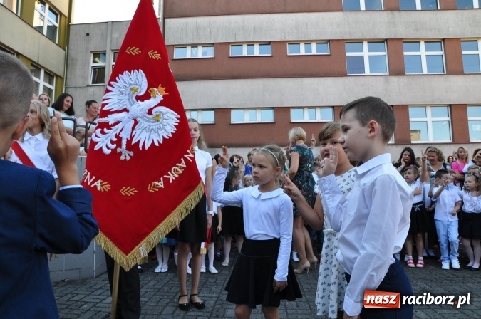Zdjęcie w galerii na portalu naszraciborz.pl: Witaj szkoło! Szkoła Podstawowa nr 18 rozpoczęła rok szkolny. Powstały dwie klasy pierwsze wiadomości z regionu