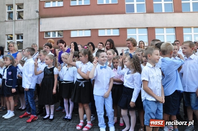 Zdjęcie w galerii na portalu naszraciborz.pl: Witaj szkoło! Szkoła Podstawowa nr 18 rozpoczęła rok szkolny. Powstały dwie klasy pierwsze wiadomości z regionu