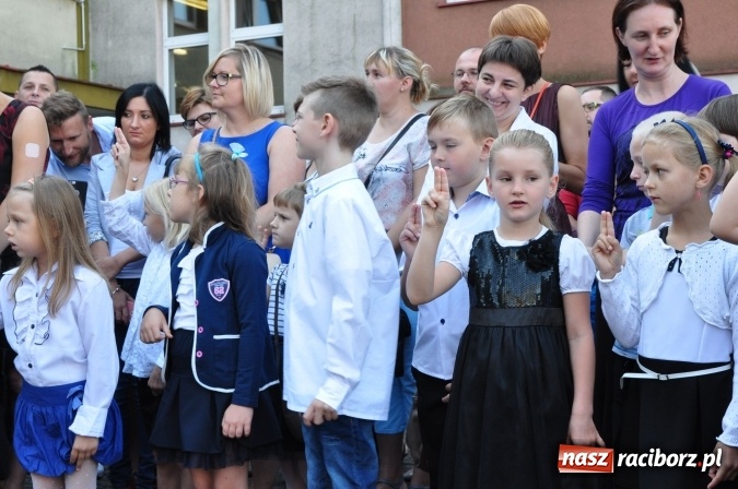 Zdjęcie w galerii na portalu naszraciborz.pl: Witaj szkoło! Szkoła Podstawowa nr 18 rozpoczęła rok szkolny. Powstały dwie klasy pierwsze wiadomości z regionu