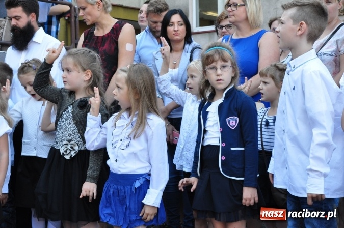 Zdjęcie w galerii na portalu naszraciborz.pl: Witaj szkoło! Szkoła Podstawowa nr 18 rozpoczęła rok szkolny. Powstały dwie klasy pierwsze wiadomości z regionu