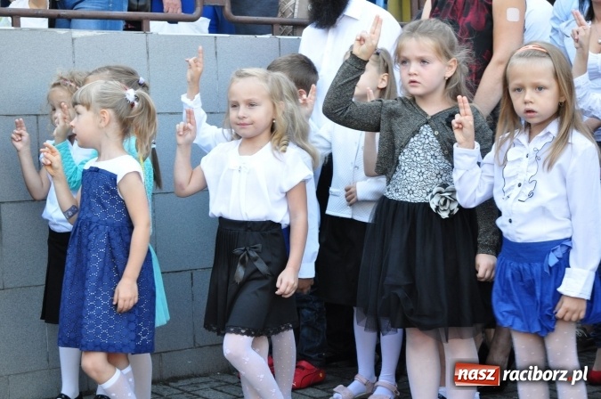 Zdjęcie w galerii na portalu naszraciborz.pl: Witaj szkoło! Szkoła Podstawowa nr 18 rozpoczęła rok szkolny. Powstały dwie klasy pierwsze wiadomości z regionu