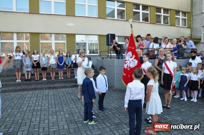 Zdjęcie w galerii na portalu naszraciborz.pl: Witaj szkoło! Szkoła Podstawowa nr 18 rozpoczęła rok szkolny. Powstały dwie klasy pierwsze wiadomości z regionu