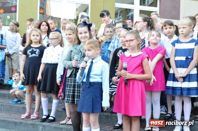 Zdjęcie w galerii na portalu naszraciborz.pl: Witaj szkoło! Szkoła Podstawowa nr 18 rozpoczęła rok szkolny. Powstały dwie klasy pierwsze wiadomości z regionu