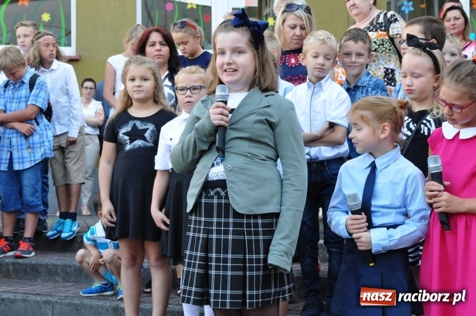 Zdjęcie w galerii na portalu naszraciborz.pl: Witaj szkoło! Szkoła Podstawowa nr 18 rozpoczęła rok szkolny. Powstały dwie klasy pierwsze wiadomości z regionu