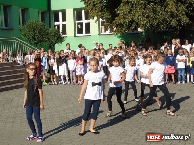 Zdjęcie w galerii na portalu naszraciborz.pl: Żegnamy lato na rok. Rozpoczęcie Roku Szkolnego w SP 13 wiadomości z regionu