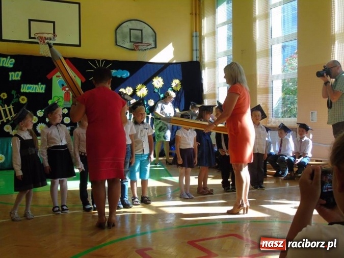 Zdjęcie w galerii na portalu naszraciborz.pl: Żegnamy lato na rok. Rozpoczęcie Roku Szkolnego w SP 13 wiadomości z regionu