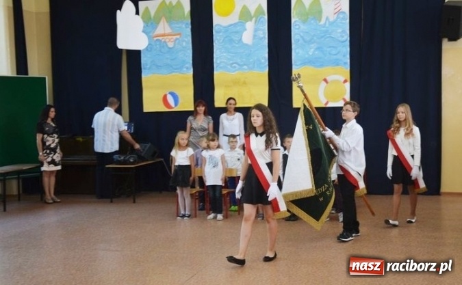 Zdjęcie w galerii na portalu naszraciborz.pl: Uczniowie Szkoły Podstawowej nr 4 przywitali nowy rok szkolny z przytupem i na wesoło  wiadomości z regionu
