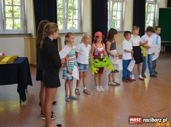 Zdjęcie w galerii na portalu naszraciborz.pl: Uczniowie Szkoły Podstawowej nr 4 przywitali nowy rok szkolny z przytupem i na wesoło  wiadomości z regionu