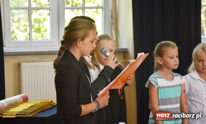 Zdjęcie w galerii na portalu naszraciborz.pl: Uczniowie Szkoły Podstawowej nr 4 przywitali nowy rok szkolny z przytupem i na wesoło  wiadomości z regionu