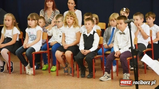 Zdjęcie w galerii na portalu naszraciborz.pl: Uczniowie Szkoły Podstawowej nr 4 przywitali nowy rok szkolny z przytupem i na wesoło  wiadomości z regionu
