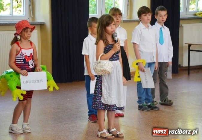 Zdjęcie w galerii na portalu naszraciborz.pl: Uczniowie Szkoły Podstawowej nr 4 przywitali nowy rok szkolny z przytupem i na wesoło  wiadomości z regionu