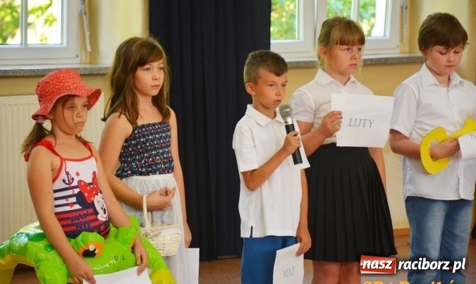 Zdjęcie w galerii na portalu naszraciborz.pl: Uczniowie Szkoły Podstawowej nr 4 przywitali nowy rok szkolny z przytupem i na wesoło  wiadomości z regionu