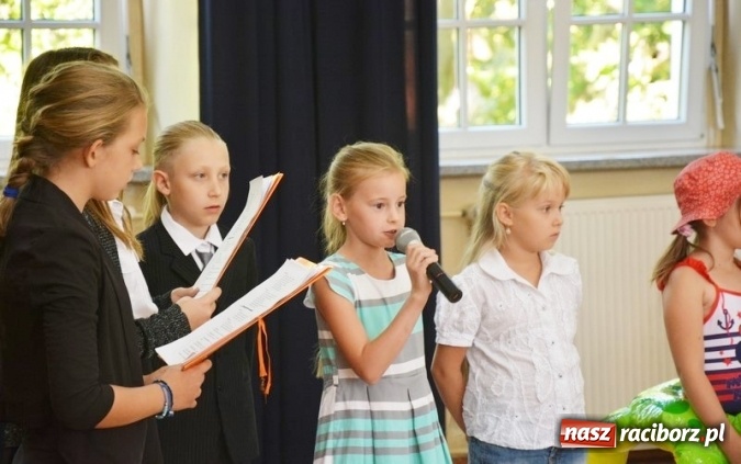 Zdjęcie w galerii na portalu naszraciborz.pl: Uczniowie Szkoły Podstawowej nr 4 przywitali nowy rok szkolny z przytupem i na wesoło  wiadomości z regionu