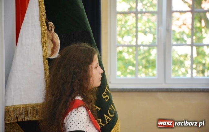 Zdjęcie w galerii na portalu naszraciborz.pl: Uczniowie Szkoły Podstawowej nr 4 przywitali nowy rok szkolny z przytupem i na wesoło  wiadomości z regionu