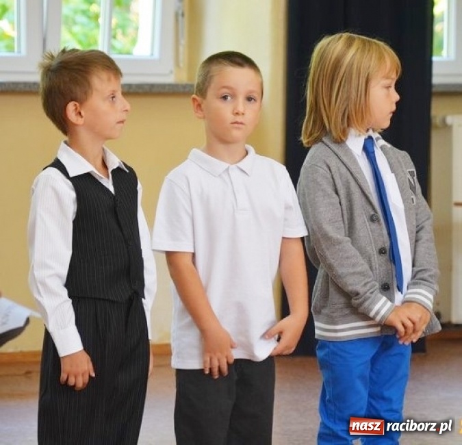 Zdjęcie w galerii na portalu naszraciborz.pl: Uczniowie Szkoły Podstawowej nr 4 przywitali nowy rok szkolny z przytupem i na wesoło  wiadomości z regionu