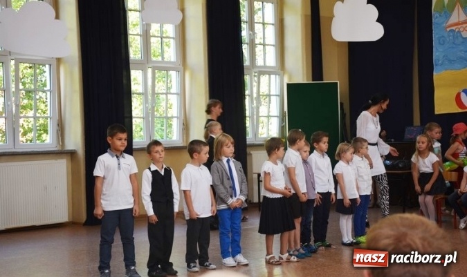 Zdjęcie w galerii na portalu naszraciborz.pl: Uczniowie Szkoły Podstawowej nr 4 przywitali nowy rok szkolny z przytupem i na wesoło  wiadomości z regionu