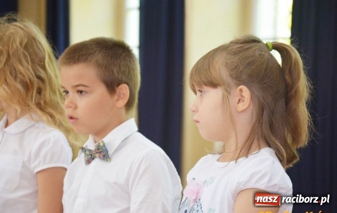 Zdjęcie w galerii na portalu naszraciborz.pl: Uczniowie Szkoły Podstawowej nr 4 przywitali nowy rok szkolny z przytupem i na wesoło  wiadomości z regionu