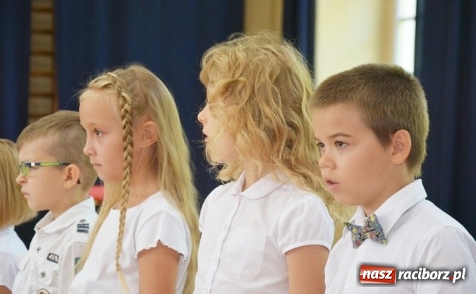 Zdjęcie w galerii na portalu naszraciborz.pl: Uczniowie Szkoły Podstawowej nr 4 przywitali nowy rok szkolny z przytupem i na wesoło  wiadomości z regionu