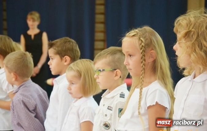 Zdjęcie w galerii na portalu naszraciborz.pl: Uczniowie Szkoły Podstawowej nr 4 przywitali nowy rok szkolny z przytupem i na wesoło  wiadomości z regionu